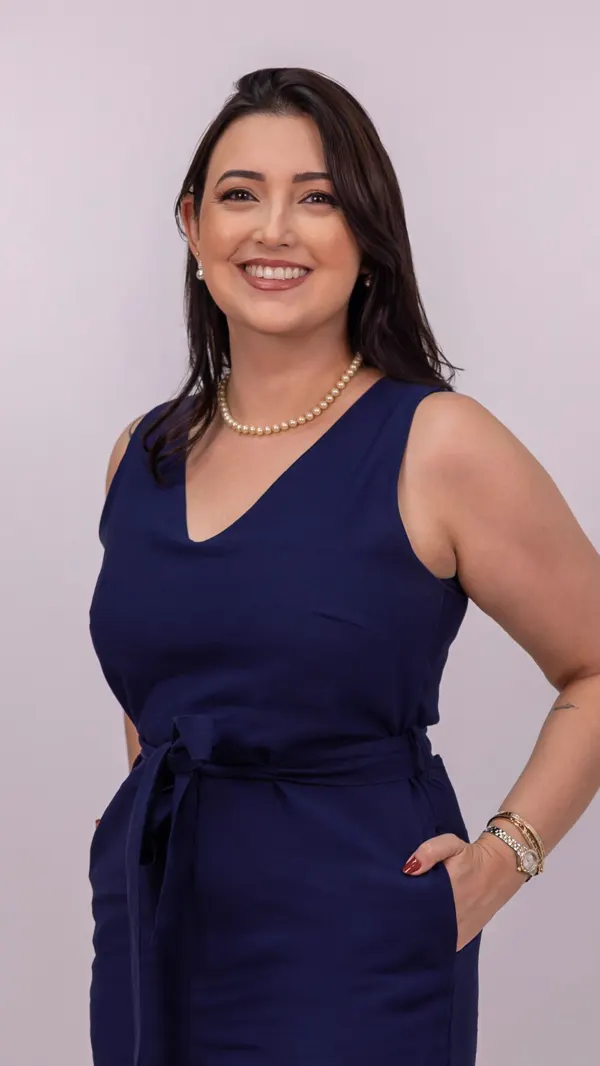 Mayara, gerente comercial